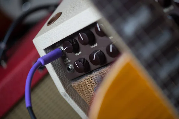 Amplificador de guitarra con cable jack — Foto de Stock
