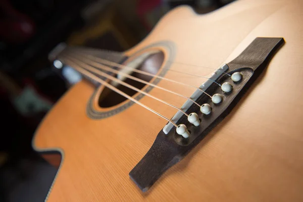 Macro neergeschoten de toets van akoestische gitaar met ondiepe scherptediepte — Stockfoto