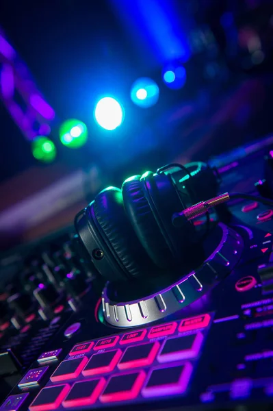 Dj mixer con cuffie in un nightclub — Foto Stock