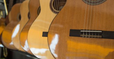 Dükkanda duvarda asılı birçok klasik gitar