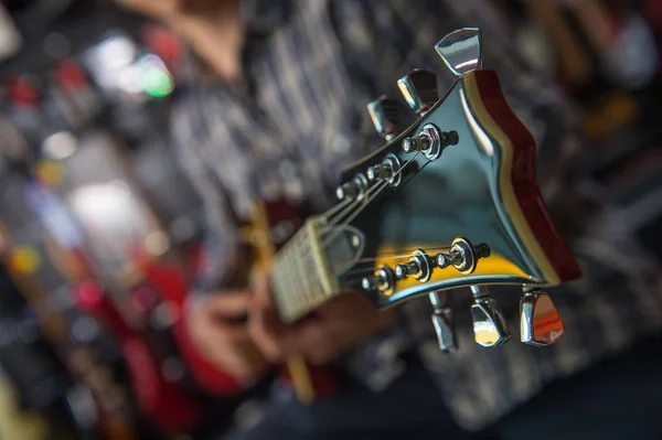 Joven tocando la guitarra en una tienda —  Fotos de Stock