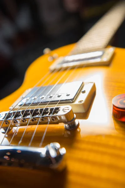 Close up van een elektrische gitaar brug — Stockfoto