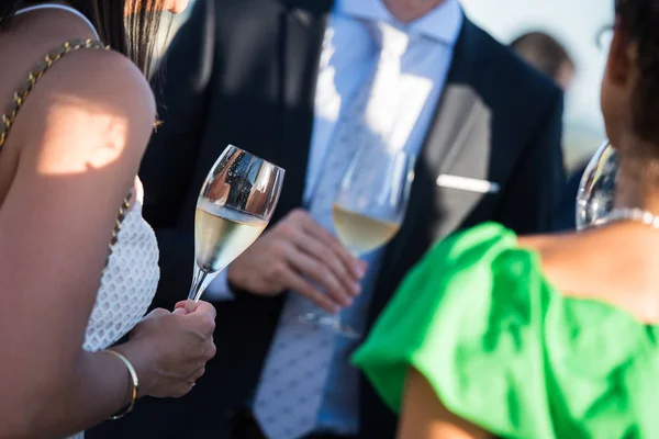 Gelukkige vrienden met glazen champagne — Stockfoto