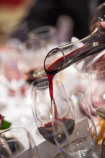 Sommelier verser du vin dans un verre à partir d'un bol de mélange, un dîner de luxe — Photo
