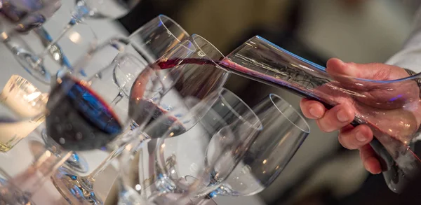 Sommelier derramando vinho em vidro de tigela de mistura, restaurante de luxo — Fotografia de Stock