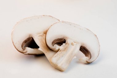 Beyaz arka planda izole taze mantarlar