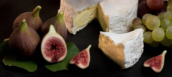 新鮮なイチジク、黒い背景にカマンベール チーズします。 — ストック写真