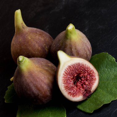 Siyah arkaplanda taze incir izole edildi