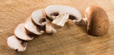 Taze mantar üzerinde ahşap arka plan izole