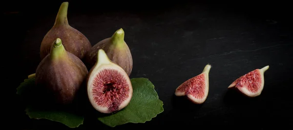 Verse vijgen geïsoleerd op zwarte achtergrond — Stockfoto