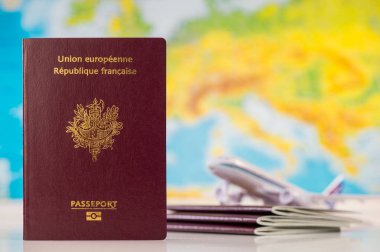 Harita ve uçağın arka plan üzerinde Fransız pasaportu