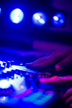 El ve parmak disk jokey pikap DJ 'de gece kulübünde oynar