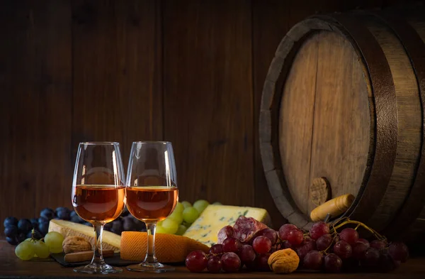 Copos de queijo de vinho rosa uvas e barril no fundo de madeira marrom — Fotografia de Stock