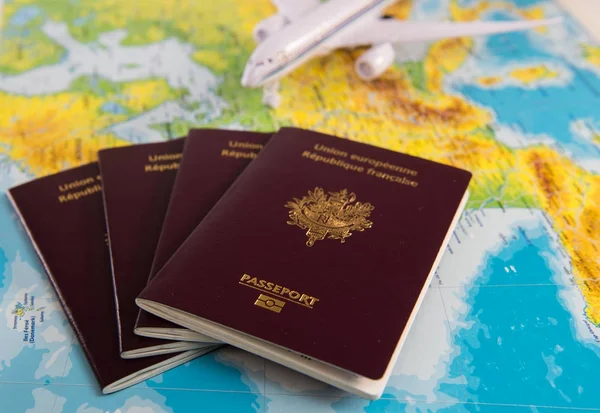 地图和飞机背景的法国护照 — 图库照片