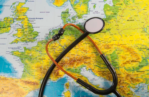 Estetoscopio en el mapa concepto médico turismo atención de viajes — Foto de Stock
