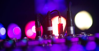 Radyo sinyalleriyle iletilen kriko Dj Mikser dj mix müzik konsolda dj s el