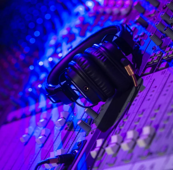 DJ mikser ze słuchawkami w nocnym klubie — Zdjęcie stockowe