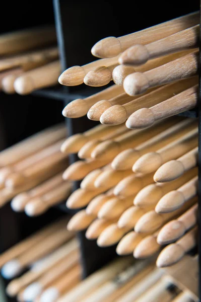Барабанні палички в магазині красиві барабанні палички — стокове фото