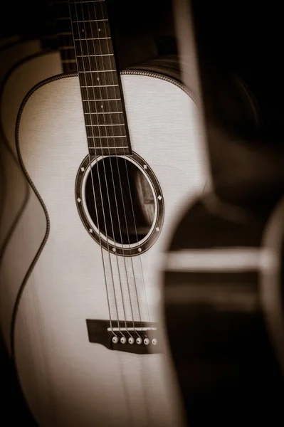 Guitarras clásicas acústicas con cuerdas en tienda — Foto de Stock