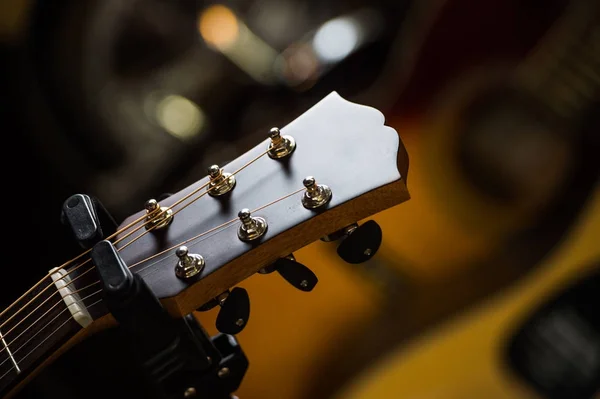 Guitarras clásicas acústicas con cuerdas en tienda — Foto de Stock