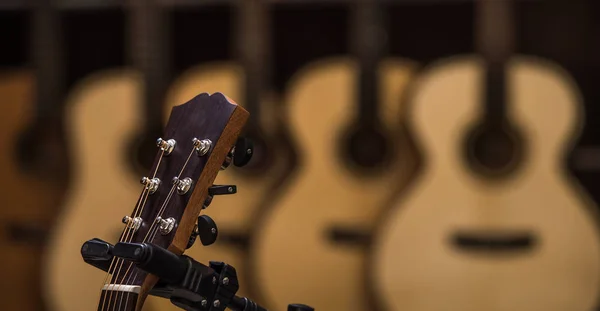 Guitarras clásicas acústicas con cuerdas en tienda — Foto de Stock