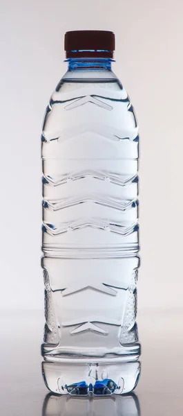 Plastikflasche mit Wasser isoliert auf weißem Hintergrund — Stockfoto