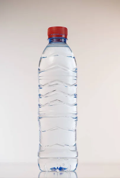 Plastikflasche mit Wasser isoliert auf weißem Hintergrund — Stockfoto