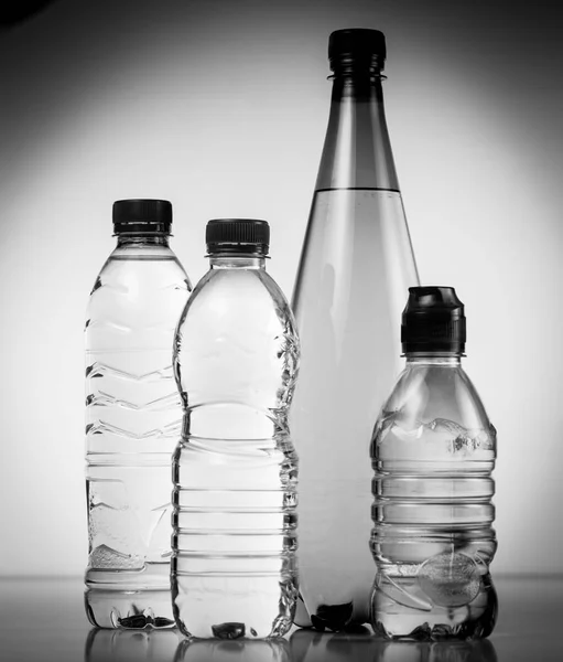 Wasserflaschen aus Kunststoff isoliert auf weißem Hintergrund — Stockfoto