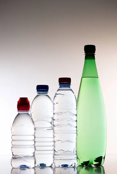 Wasserflaschen aus Kunststoff isoliert auf weißem Hintergrund — Stockfoto