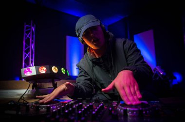 DJ pikap dj, üzerinde en iyi ünlü cd oyun oynuyor