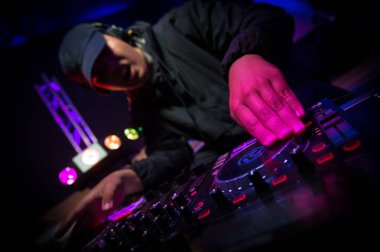 DJ pikap dj, üzerinde en iyi ünlü cd oyun oynuyor