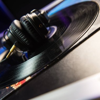 Vinil kayıt ve tablo üzerinde kulaklık