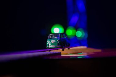 Tracel, oyuncak araba ve gece kulübü arka plan üzerinde klasik gitar