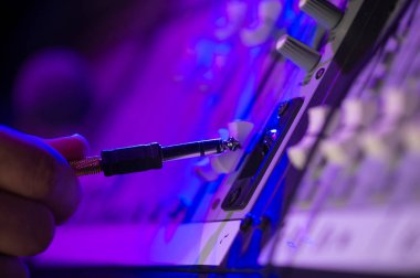 Radyo sinyalleriyle iletilen kriko Dj Mikser dj mix müzik konsolda dj s el 