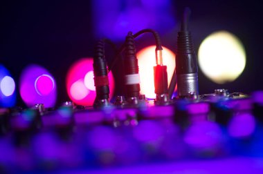 Radyo sinyalleriyle iletilen kriko Dj Mikser dj mix müzik konsolda dj s el 