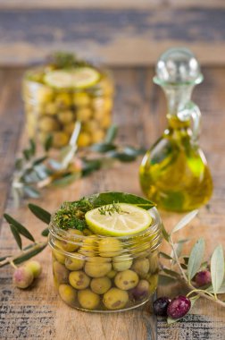 Yeşil Zeytin kavanozun içinde korunmuş korumak