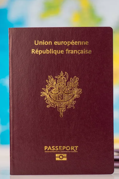 マップの背景にフランスのパスポート — ストック写真