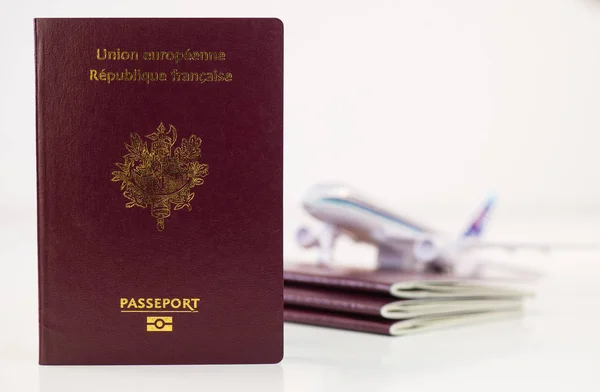 Pasaportes franceses en el mapa y plano de fondo —  Fotos de Stock