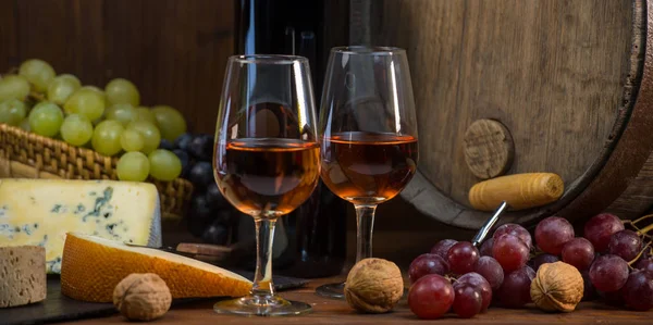 Vasos de quesos de vino rosa y barril de uva en ba de madera marrón —  Fotos de Stock