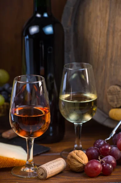 Copos de rosa e queijos de vinho branco uvas e barril marrom ba — Fotografia de Stock
