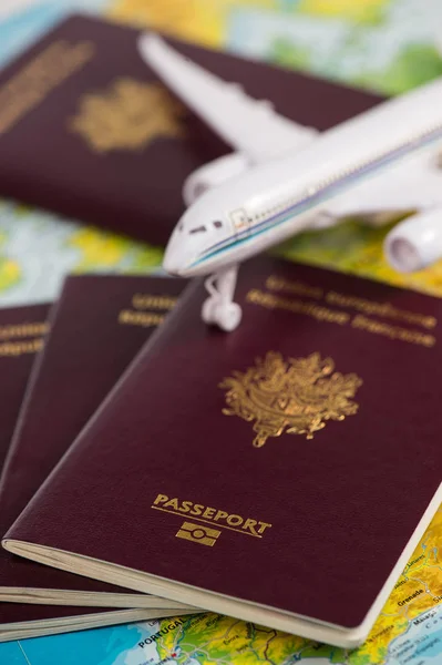 地図と飛行機の背景にフランスのパスポート — ストック写真