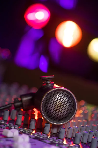 Vintage mikrofon ve kulaklık üzerinde kirli ses karıştırıcısı paneli — Stok fotoğraf