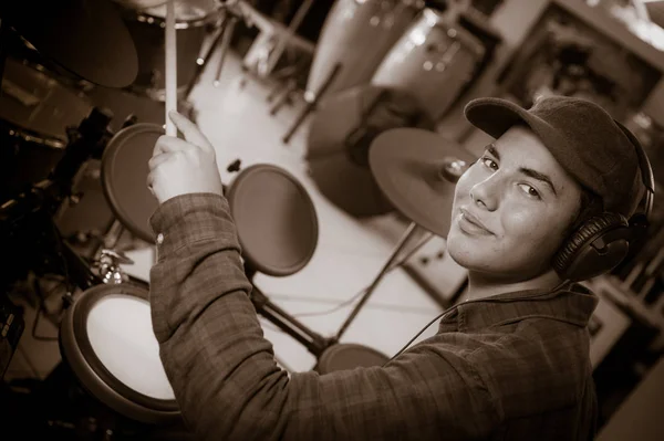 Joven rubio caucásico chico toca la batería en tienda — Foto de Stock