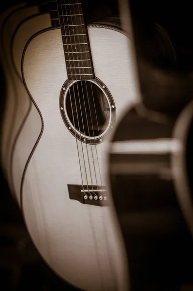 Guitarras clásicas acústicas con cuerdas en tienda — Foto de Stock