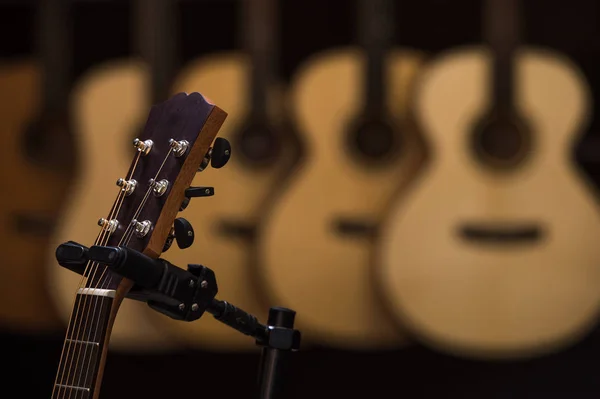 Guitarras clásicas acústicas con cuerdas en tienda — Foto de Stock