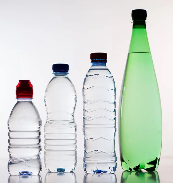 Botellas de plástico de agua aisladas sobre un fondo blanco —  Fotos de Stock