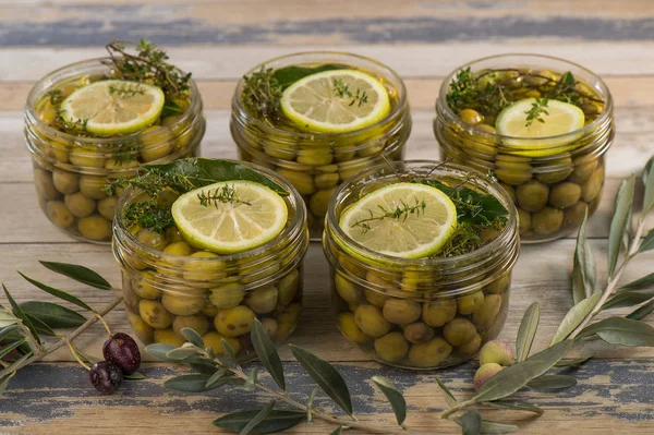 Olive verdi conservate in vaso sul tavolo di legno — Foto Stock