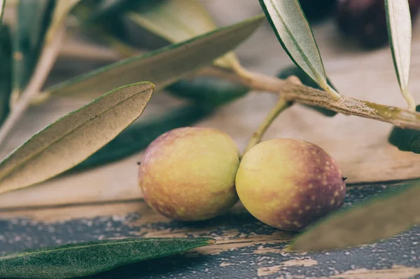 Aceitunas verdes conservadas en tarro sobre mesa de madera — Foto de Stock