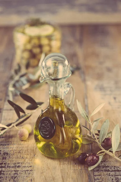 Grønne oliven konserveret i krukke på træbord - Stock-foto
