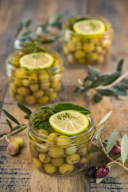 Yeşil Zeytin kavanozun içinde korunmuş korumak